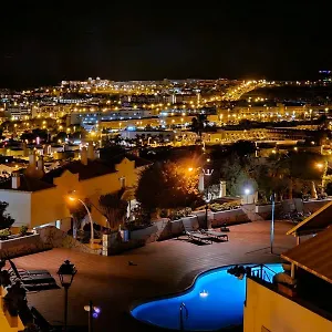Topfloor Corner Panoramics Views & Pools Apartment